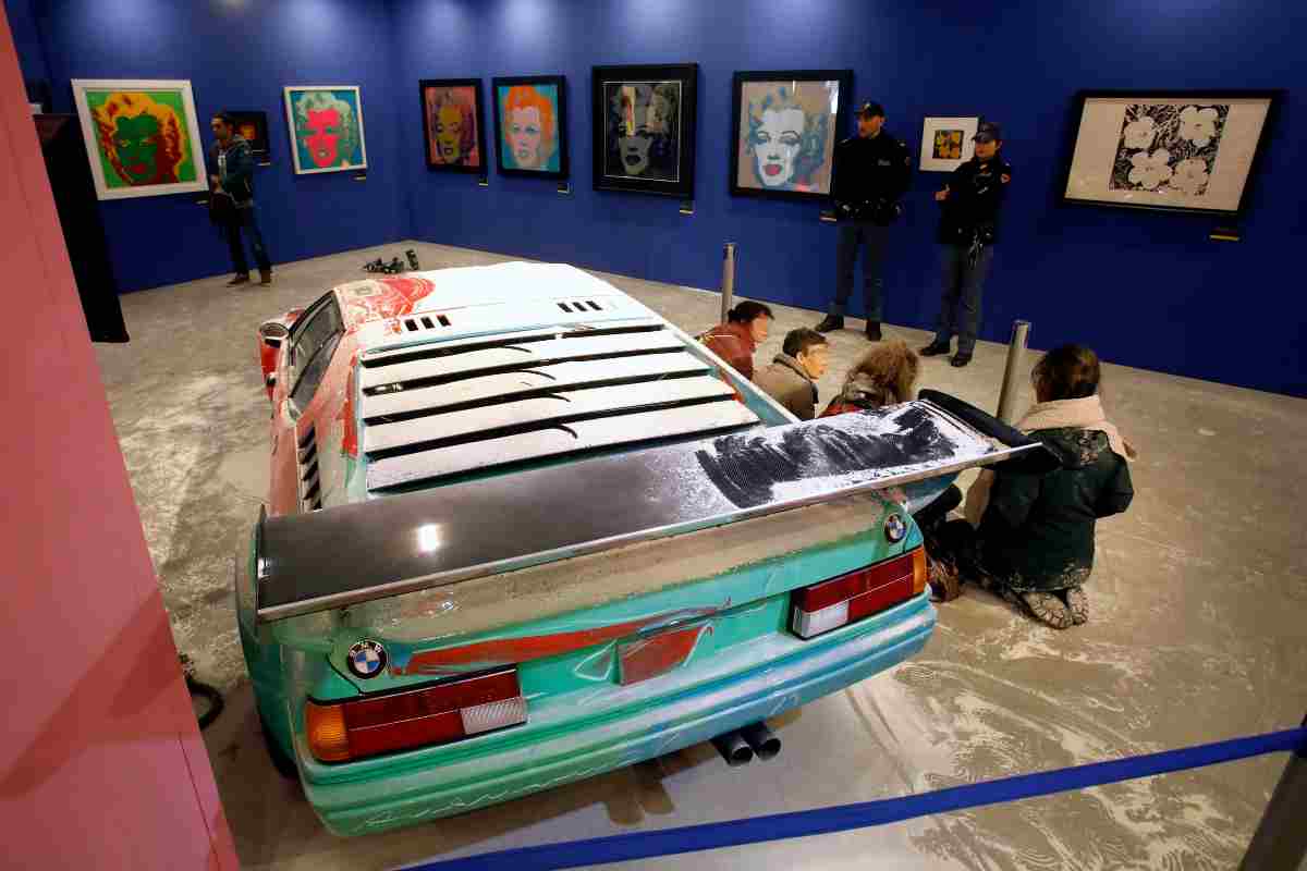 BMW M1 di Andy Warhol riempita di farina 25 novembre 2022 mondofuoristrada.it