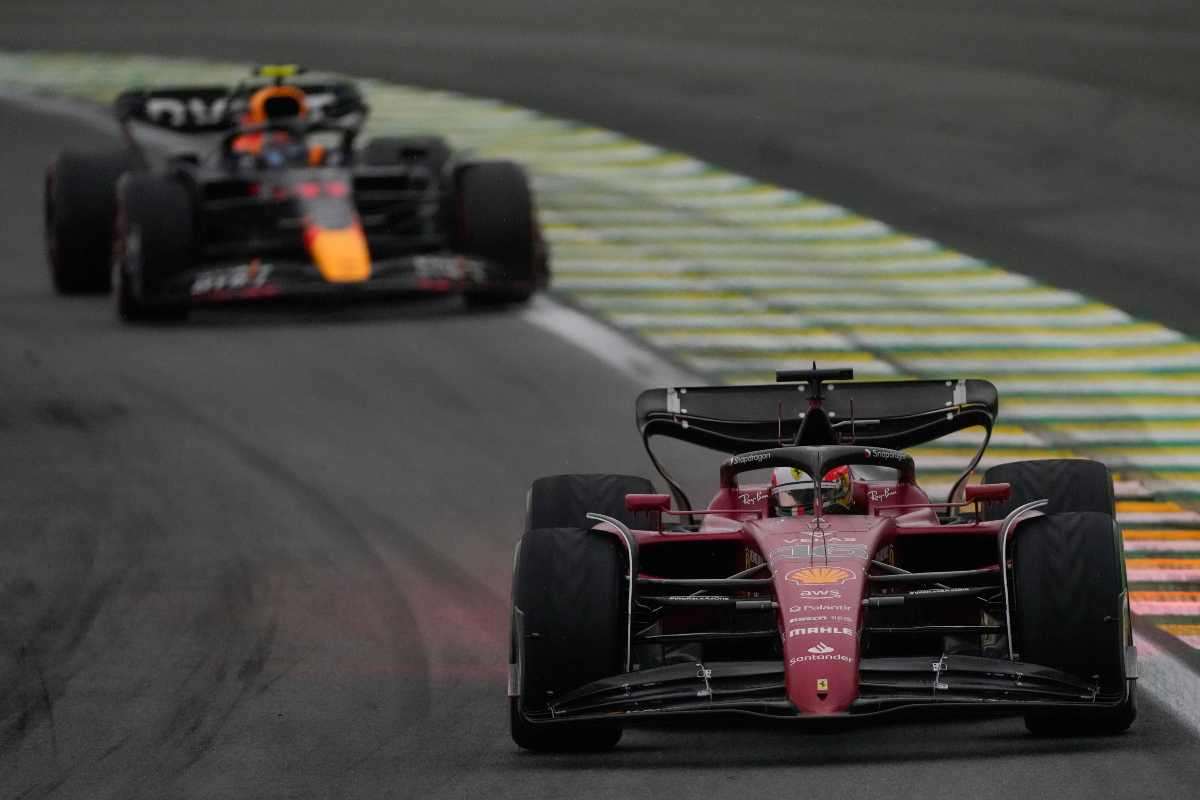 Charles Leclerc inseguito da Sergio Perez nel corso del Gran Premio di Interlagos 11 dicembre 2022 mondofuoristrada.it