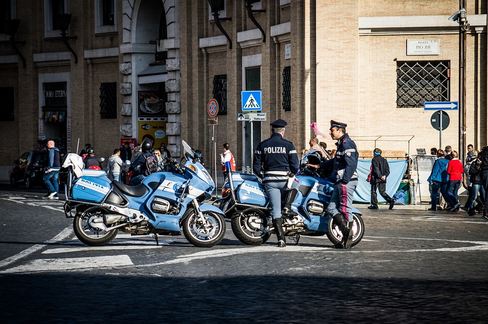 Posto di blocco della Polizia stradale (foto Pixabay)