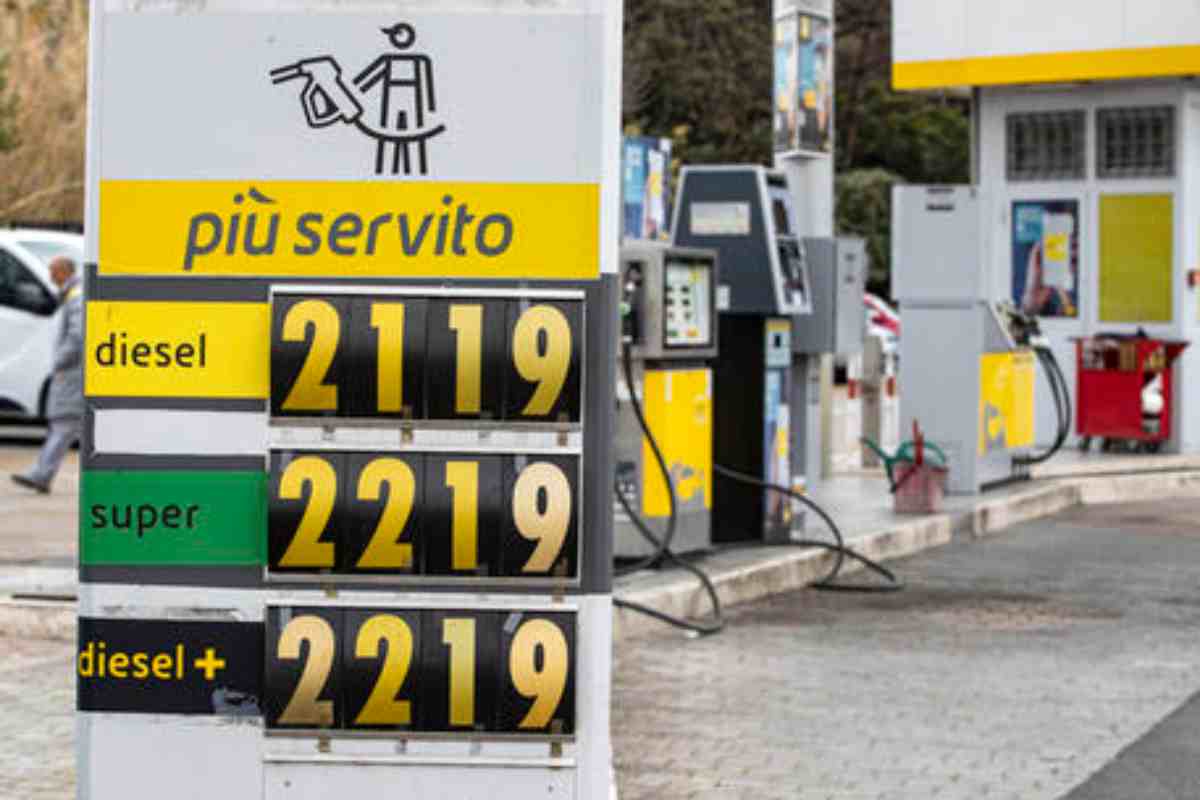 Gli aumenti per il rifornimento di diesel e benzina (Ansa) 8.1.2023 mondofuoristrada