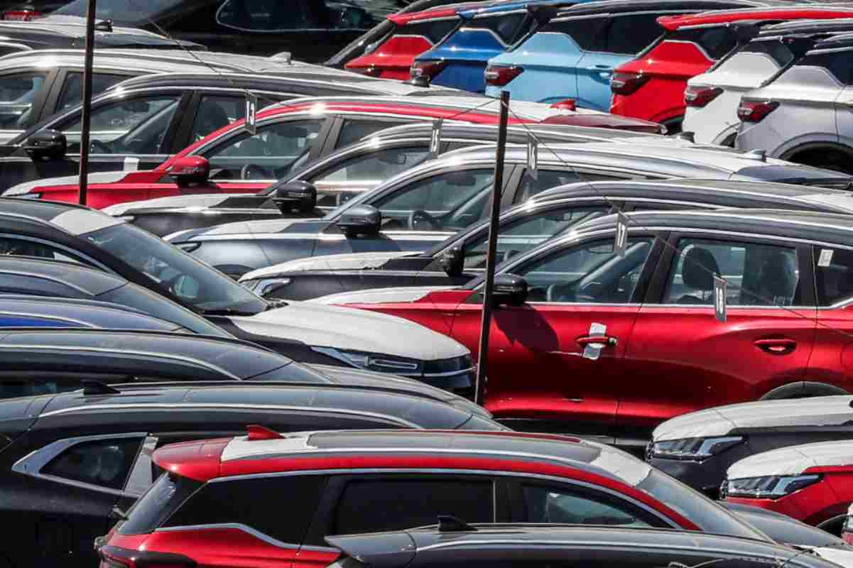 Rimessa auto (foto Ansa)
