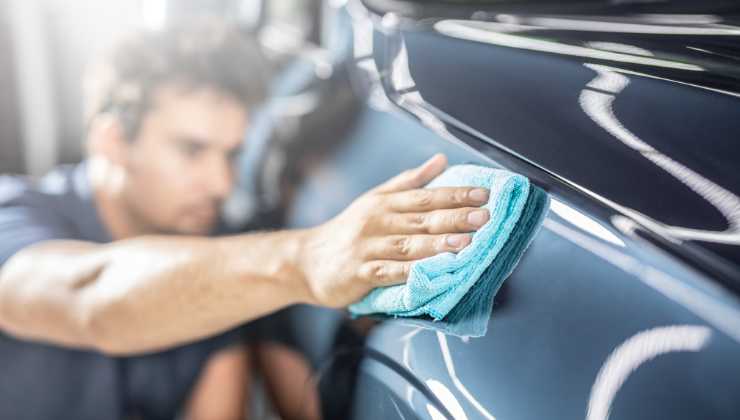 pulire auto con bicarbonato