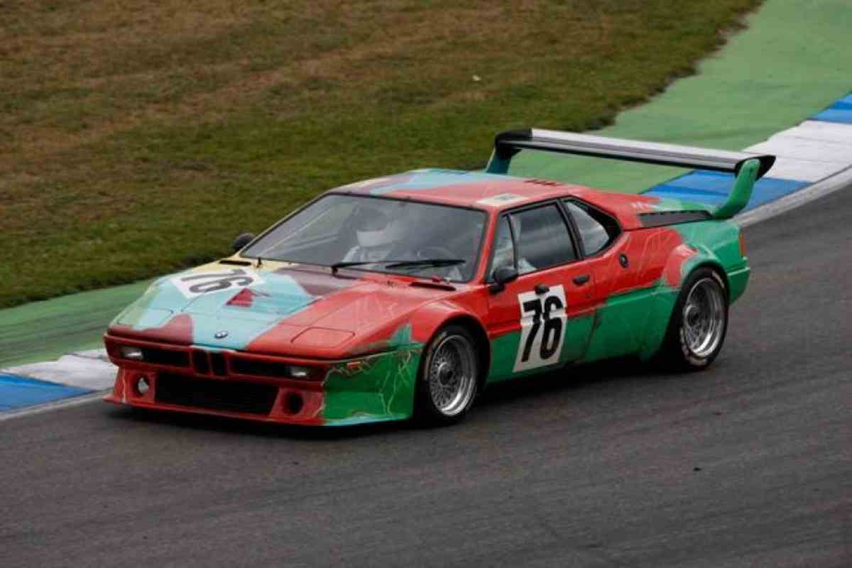 BMW M1 di Andy Warhol in azione: il suo valore artistico, storico e automobilistico è inestimabile (Web source) 25 novembre 2022 mondofuoristrada.it