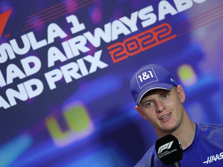 Mick Schumacher nel parco interviste alle porte dell'ultimo Gran Premio della stagione ad Abu Dhabi 18 novembre 2022 mondofuoristrada.it