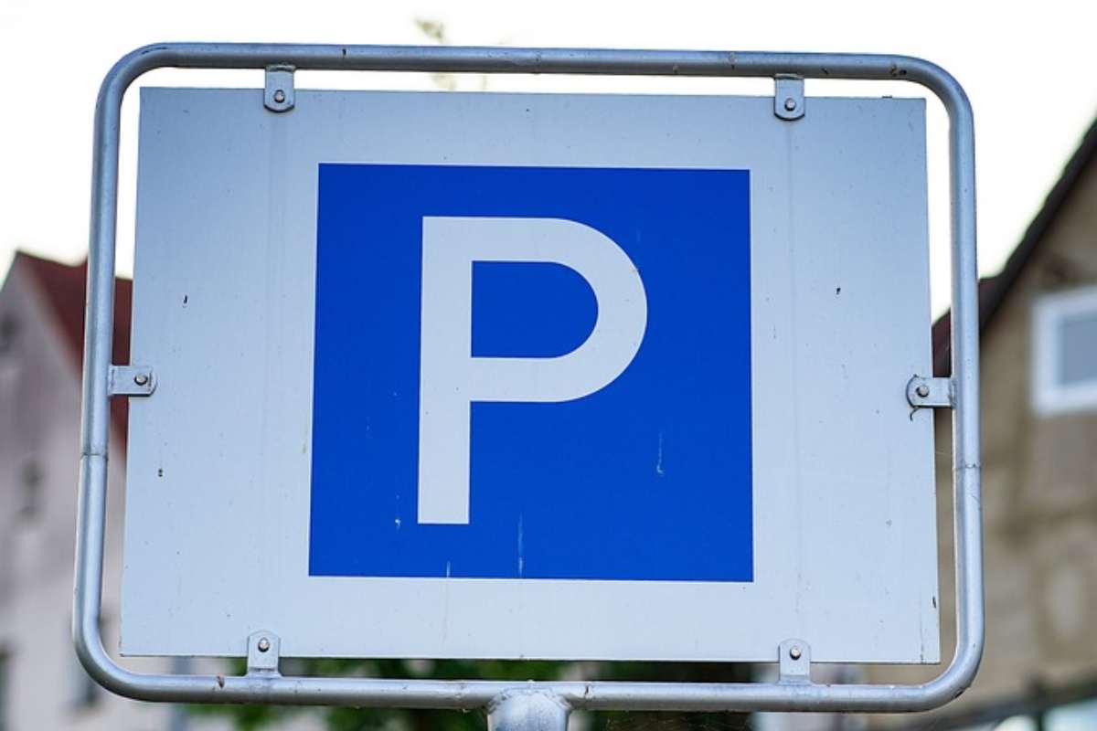 Parcheggio auto (foto Pixabay)