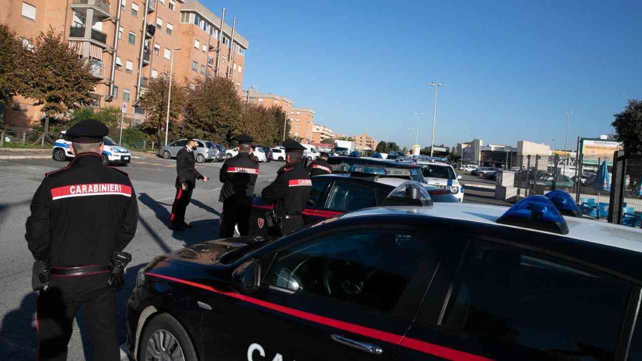 Posto di blocco dei carabinieri (foto Ansa)