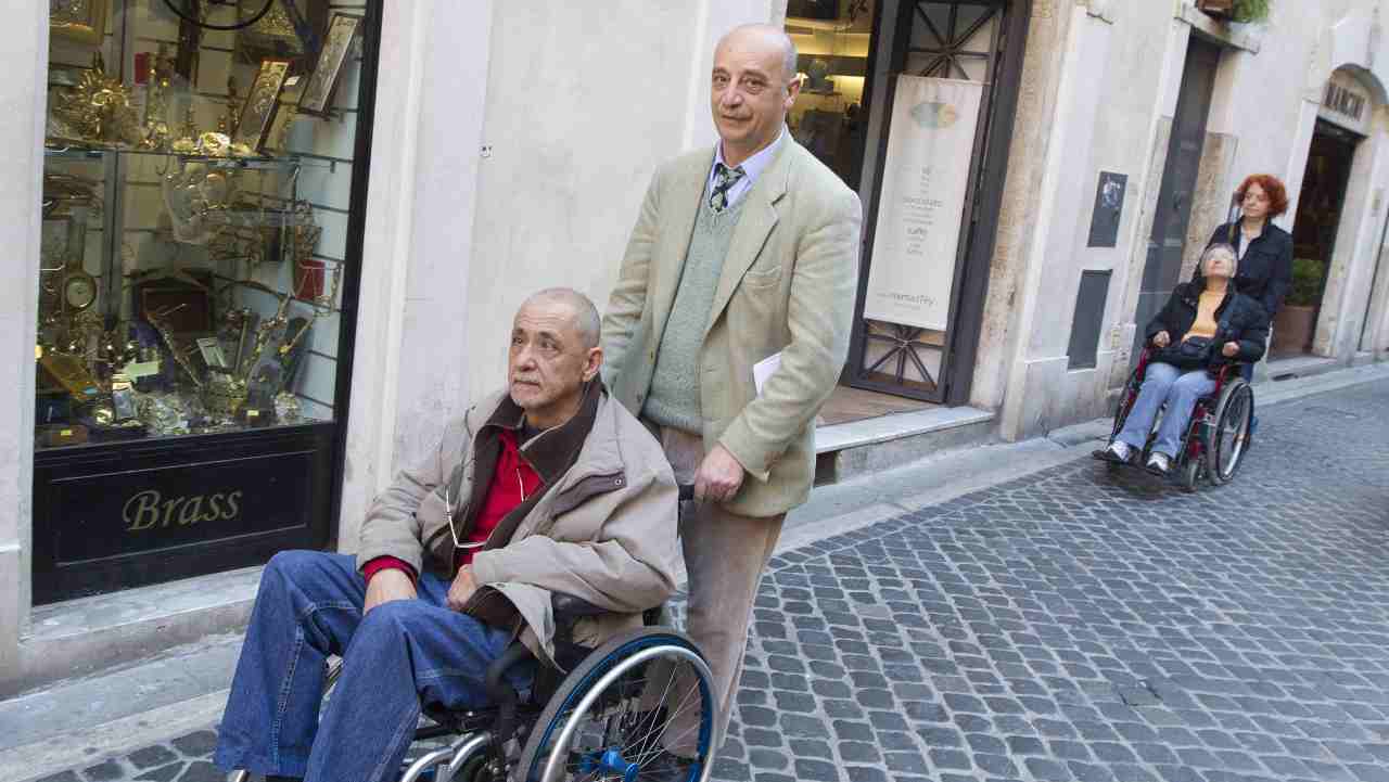 Sosta per disabili (foto Ansa)