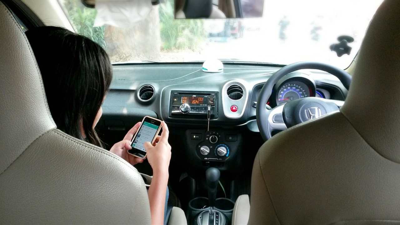 Telefonino in auto (foto Pixabay))