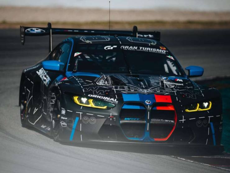 Valentino Rossi sulla BMW M4 GT3 (BMW) 15 novembre 2022 mondofuoristrada.it