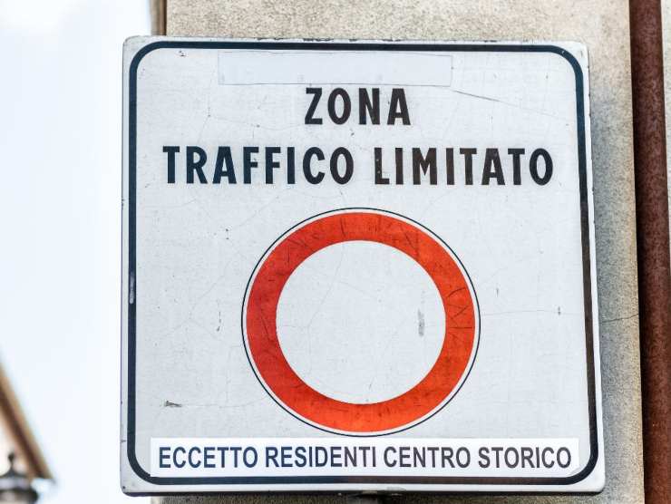 Zona a traffico limitato, ecco dove non pagare (Canva) 11 novembre 2022 mondofuoristrada.it