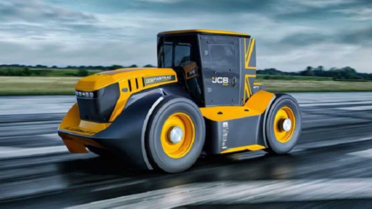 Il trattore JCB in azione