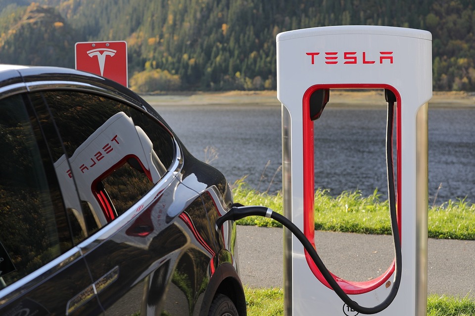 Tesla laddstation (Foto av Pixabay)