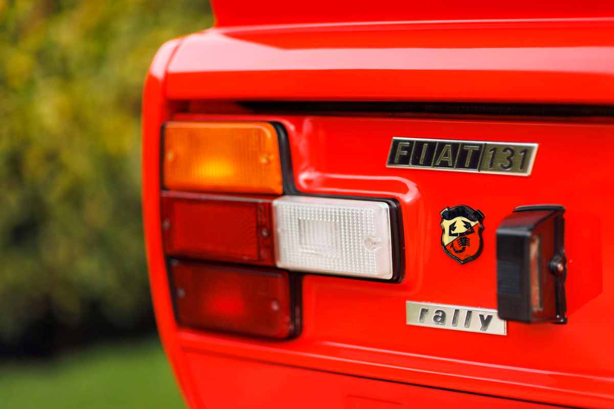 Un viejo Fiat 131 rojo que parece un Ferrari y vale tanto como un superdeportivo de Maranello