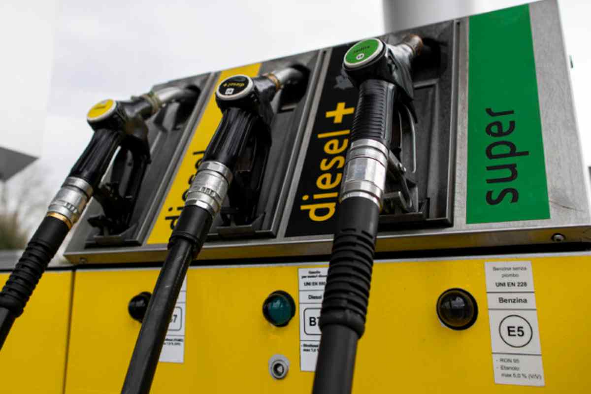 Gli aumenti per il rifornimento di diesel e benzina (Ansa) 8.1.2023 mondofuoristrada 2