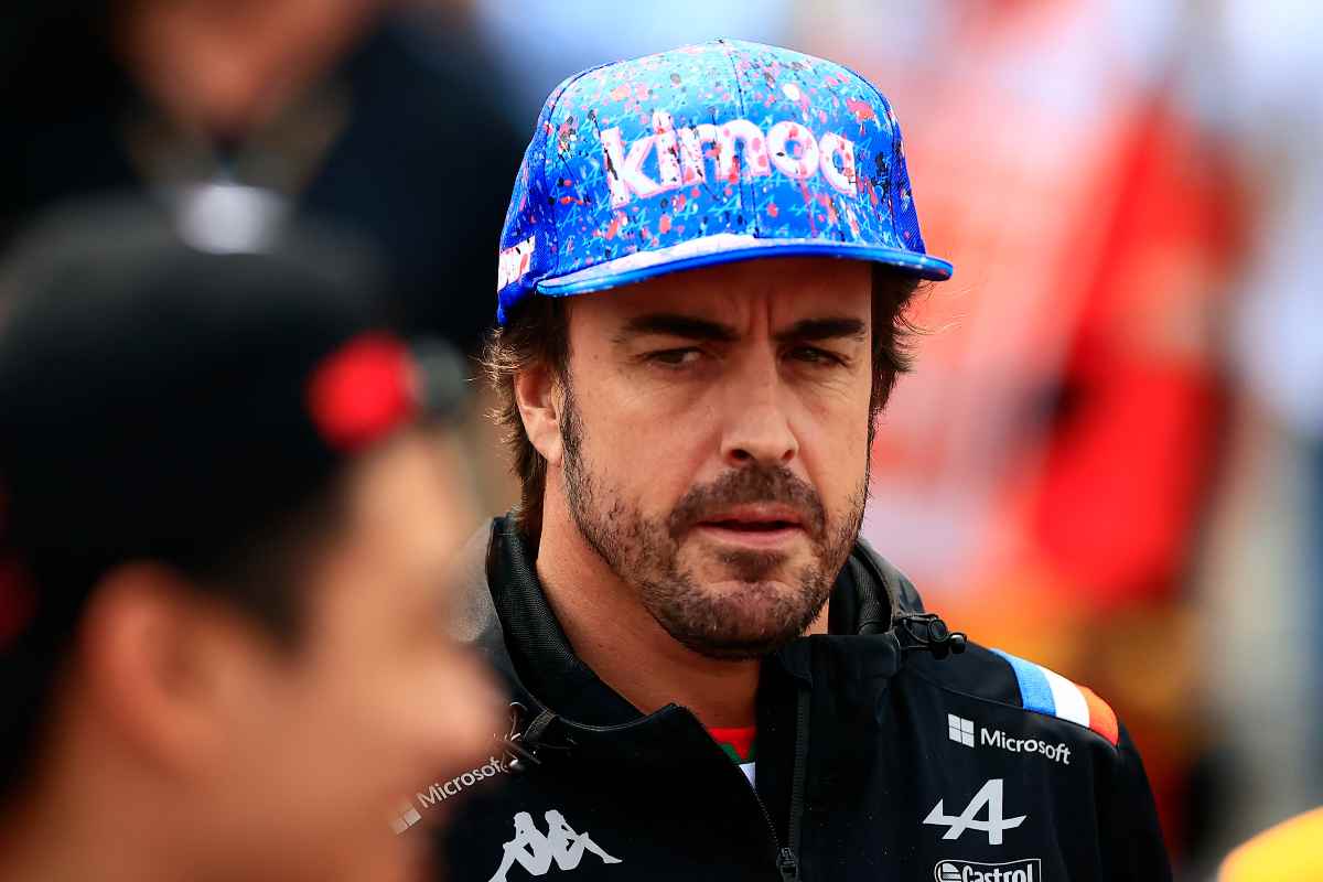 Fernando Alonso e la sua ex squadra Alpine Aston Martin