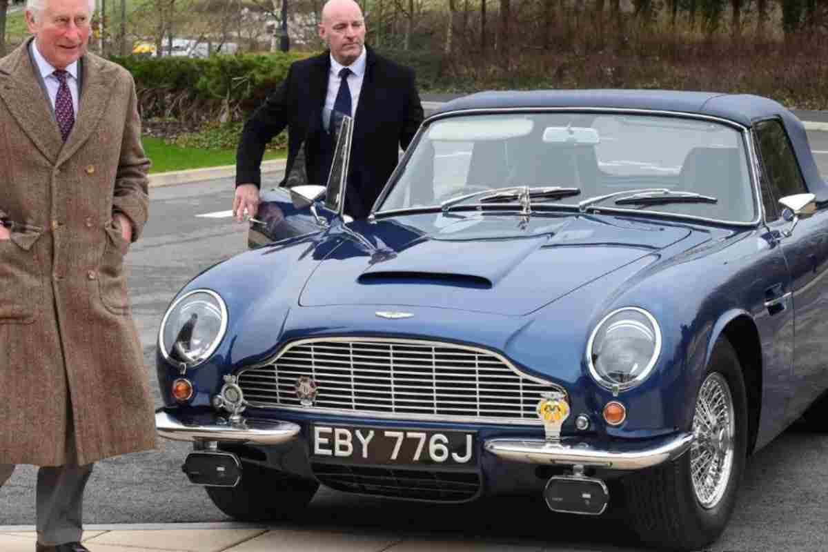 Re Carlo e la sua Aston Martin DB6 (Web source) 4 marzo 2023 mondofuoristrada.it