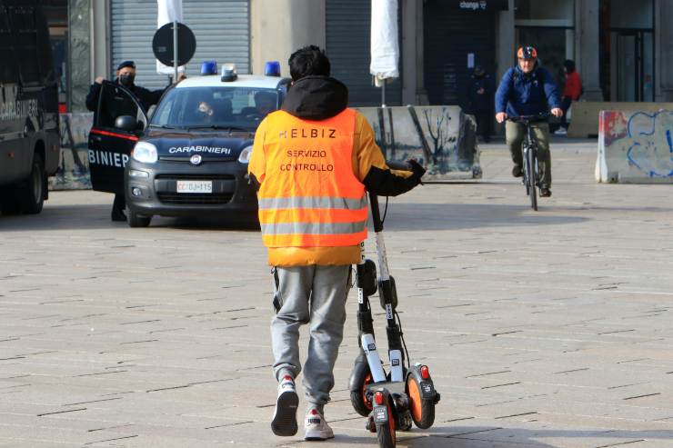 Helbiz a Milano contro la sosta selvaggia 