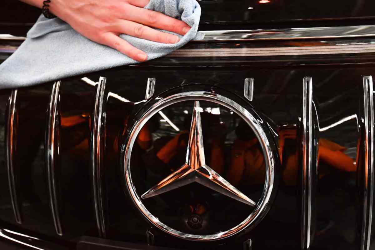 Mercedes logo (foto Ansa)