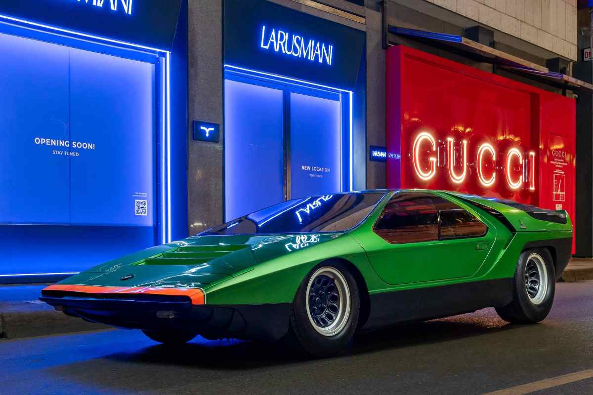 La futuristica Alfa Romeo Carabo esposta nella boutique Larusmiani a Milano