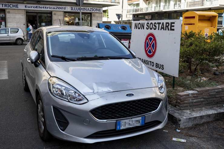 Auto divieto di sosta