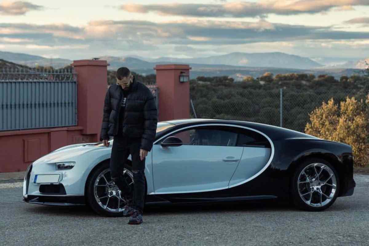 Benzema con la sua Bugatti Chiron Noire Sports