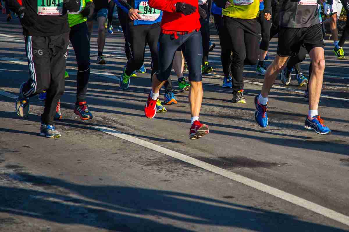 Corre la maratona con una macchina