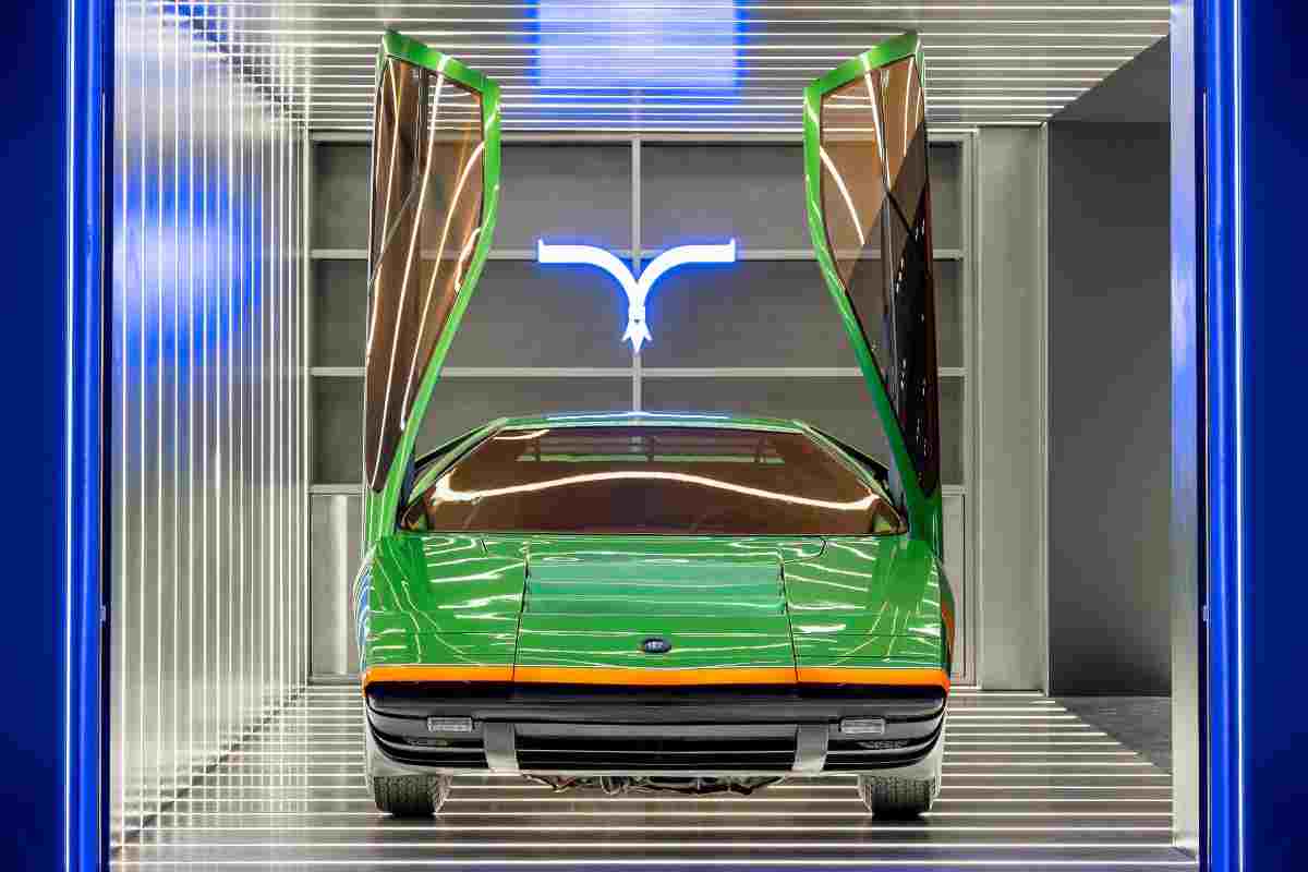 Immagine frontale dell'Alfa Romeo Design Carabo esposta alla Milano Design Week 