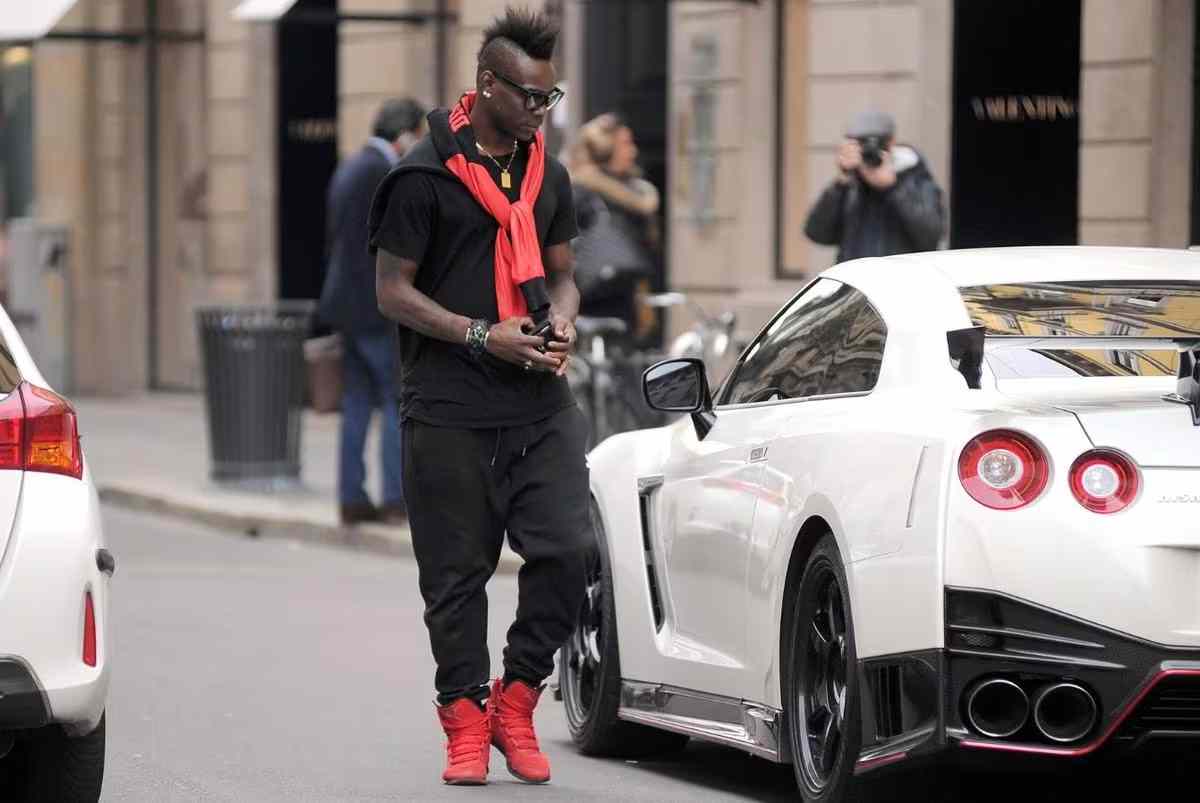 Mario Balotelli e la sua Nissan 6 aprile 2023 mondofuoristrada.it