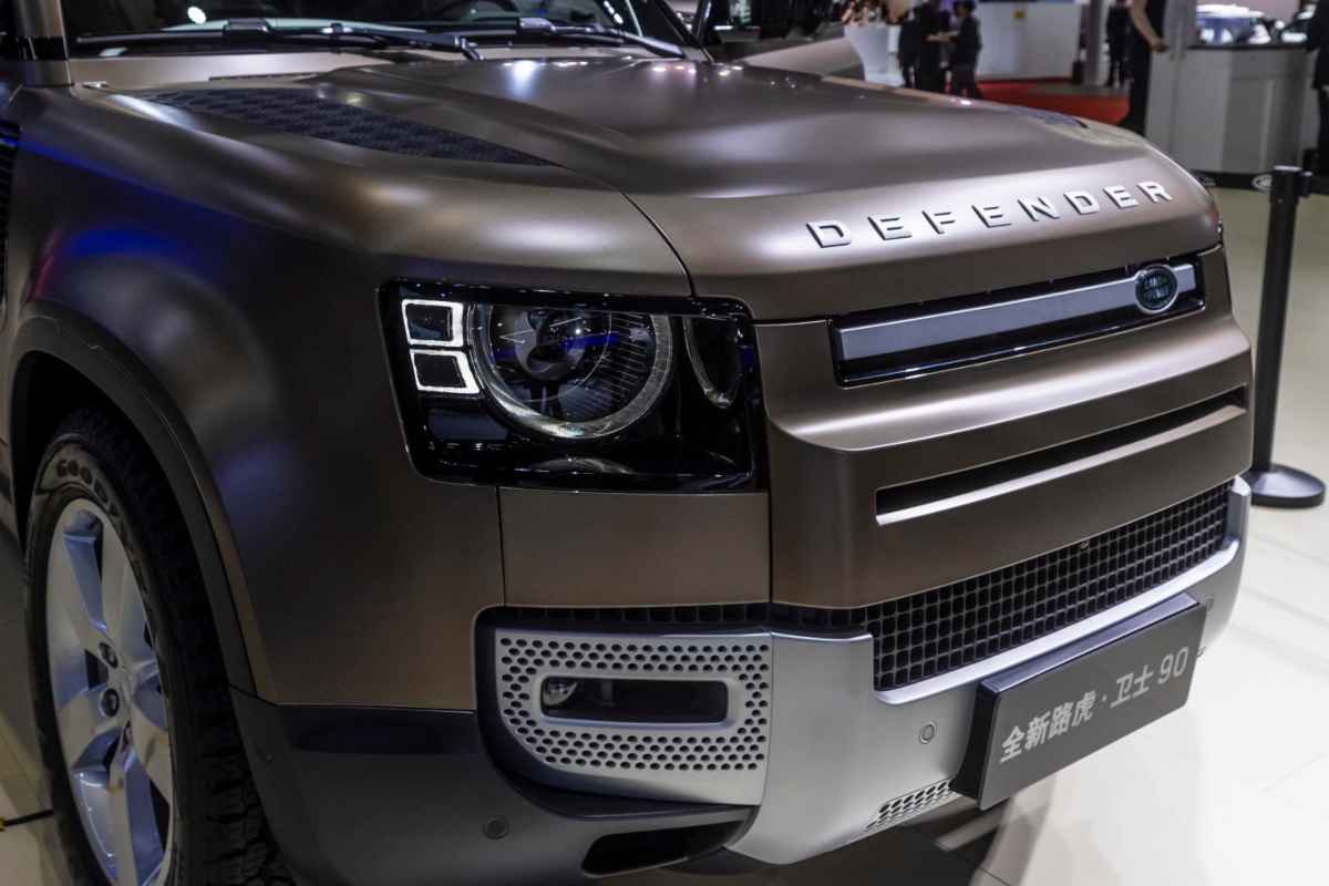 Land Rover Defender, la gamma si allarga con un altro SUV