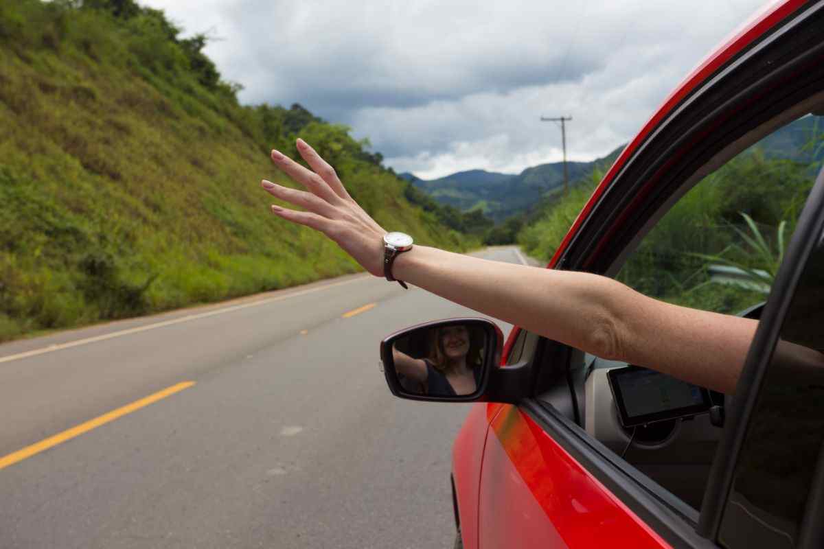 auto braccio fuori al finestrino