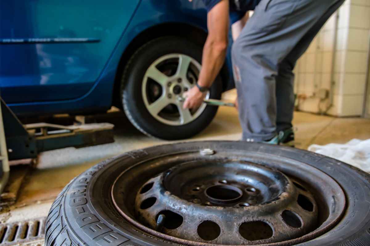 meccanico cambio pneumatici auto