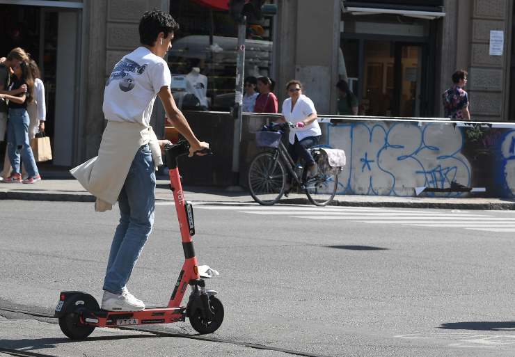 Monopattino elettrico divieto