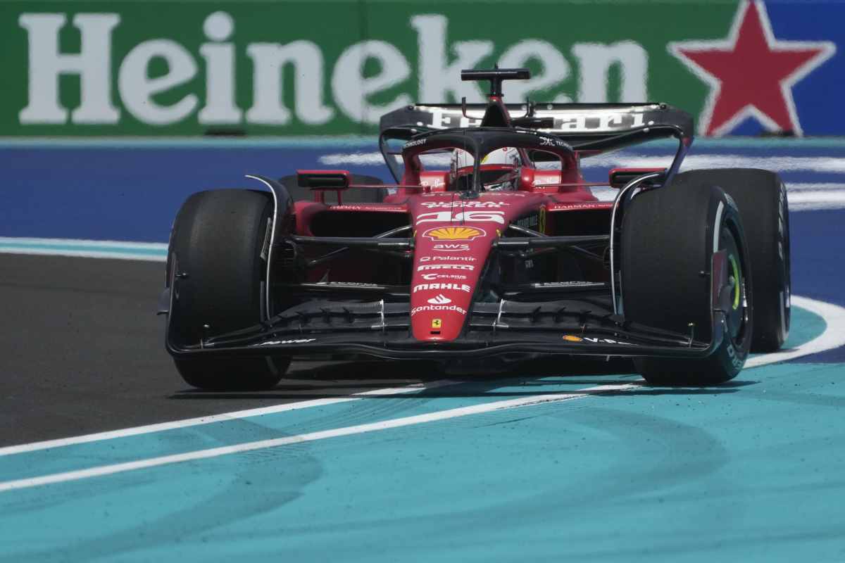 Ferrari, dentro Hamilton e fuori Leclerc