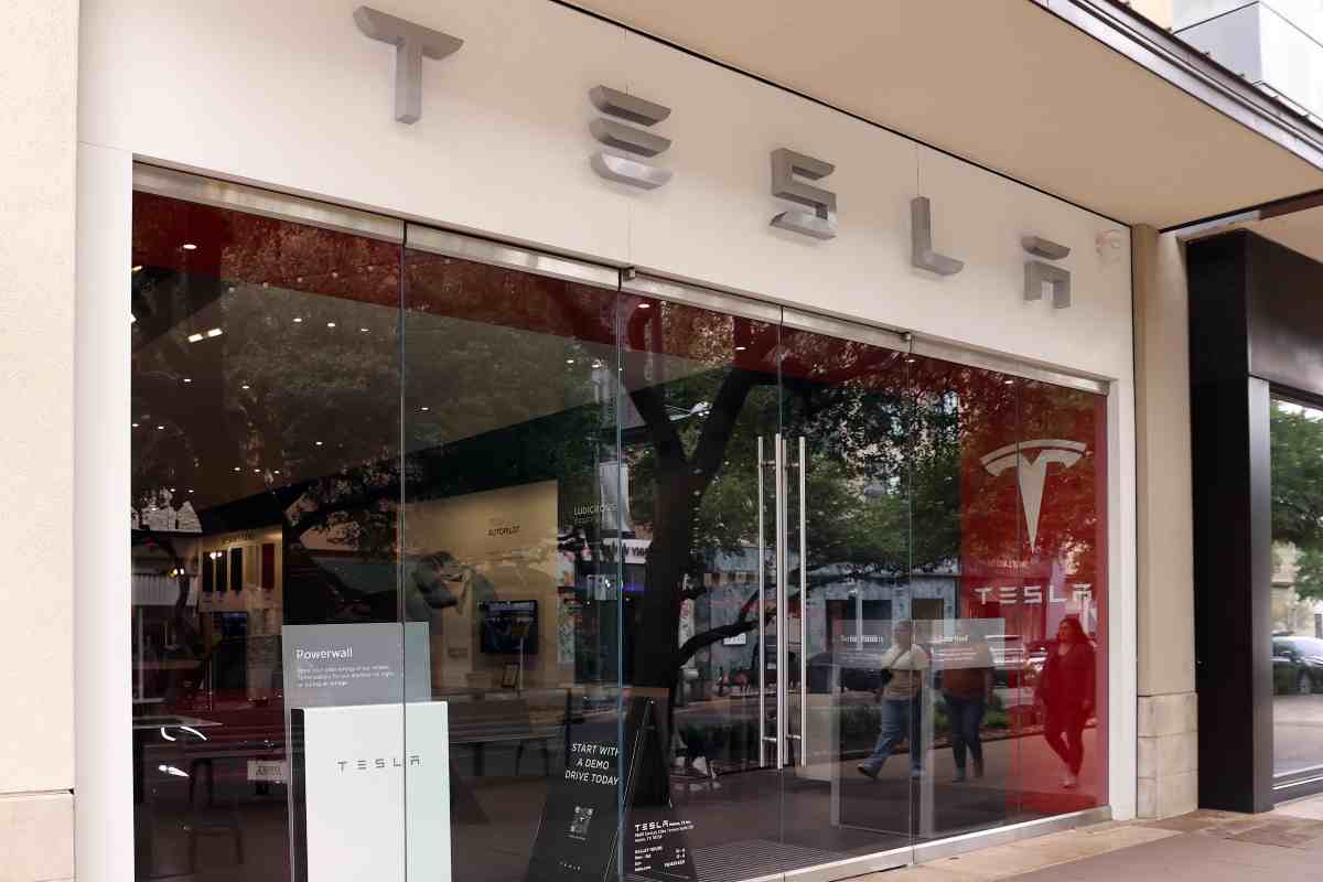 tesla stop produzione