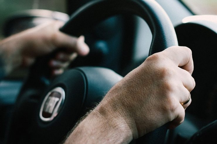 Fa male guidare con la mano sul cambio