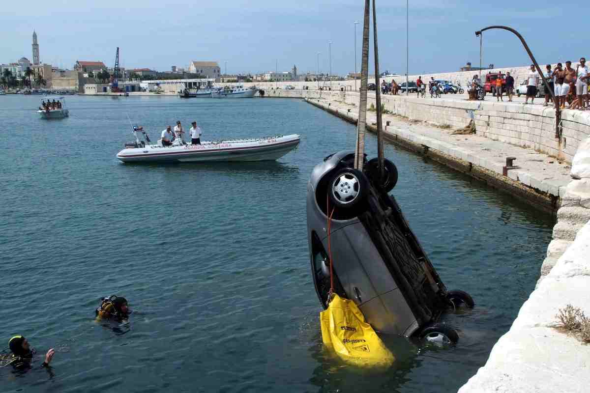 Un'auto finita in mare