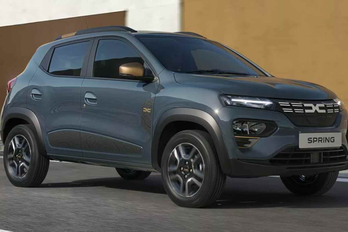 Dacia Spring prende fuoco