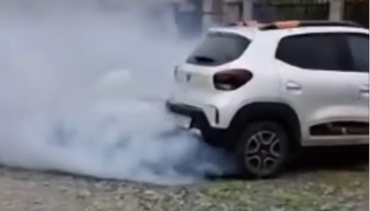 Dacia Spring prende fuoco