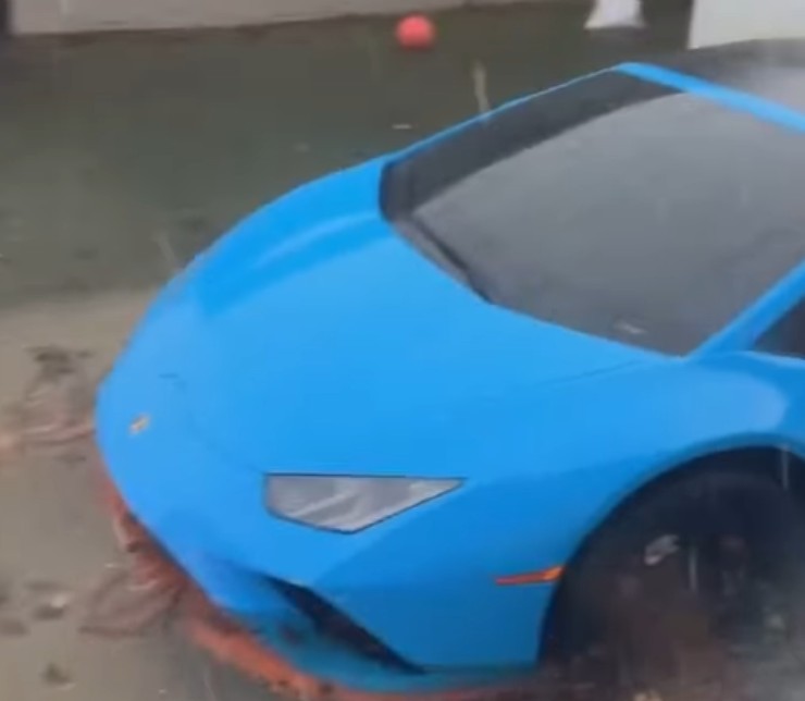 Lamborghini, sommersa dall'acqua
