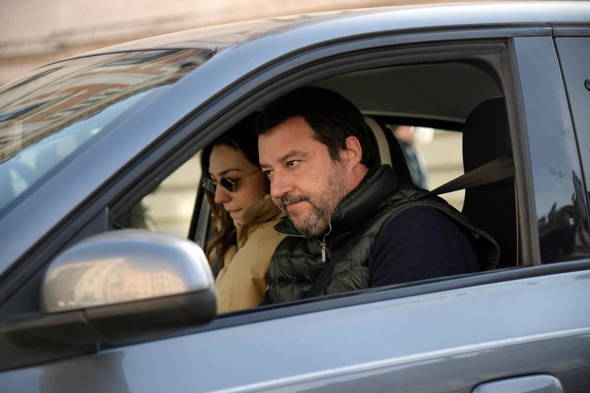 Matteo Salvini nella sua auto