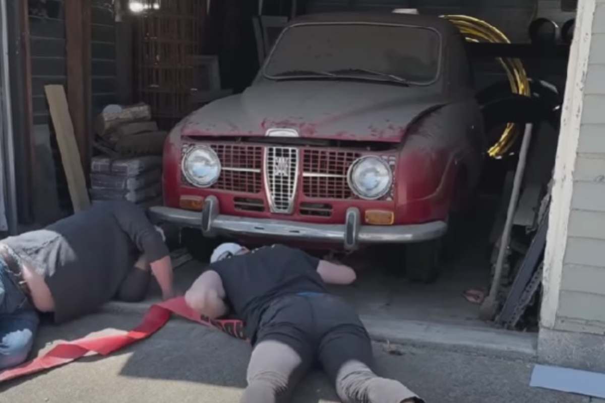 Dejado en el garaje durante más de 15 años, después de lavar este coche histórico está irreconocible: parece nuevo