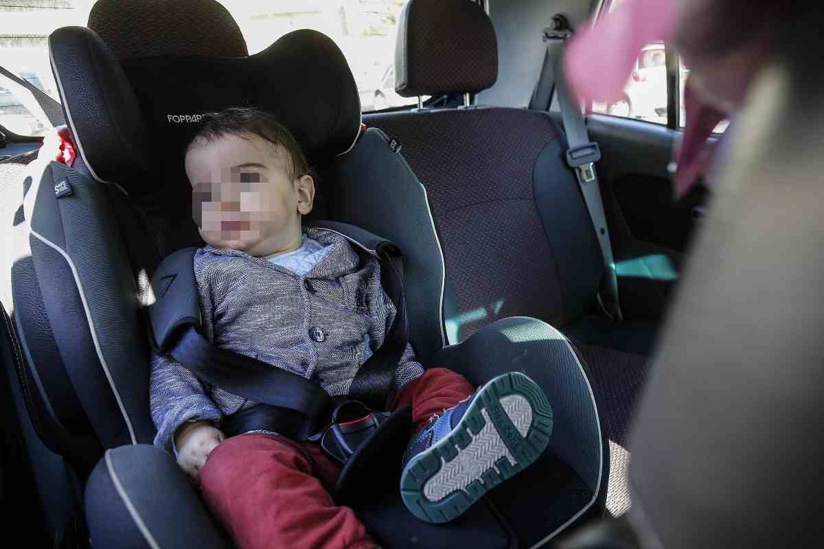 Seggiolino auto bambini regole