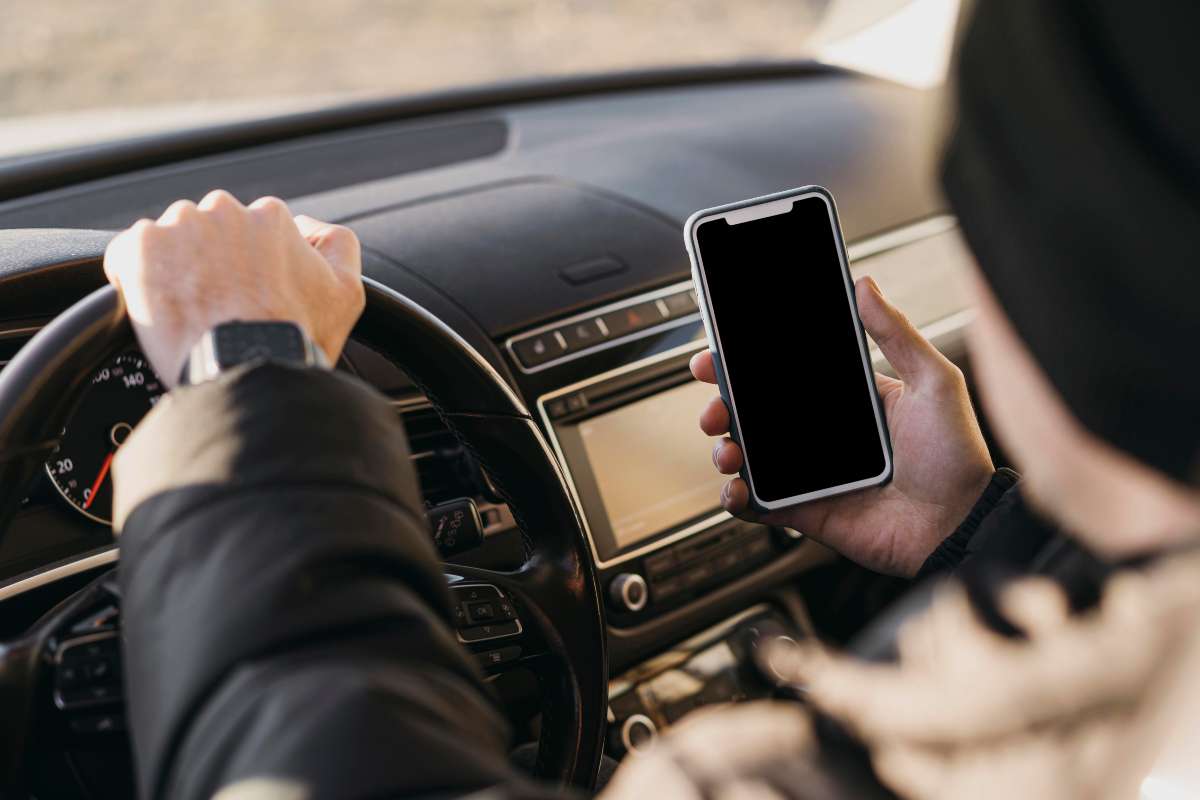 usare il telefono in auto