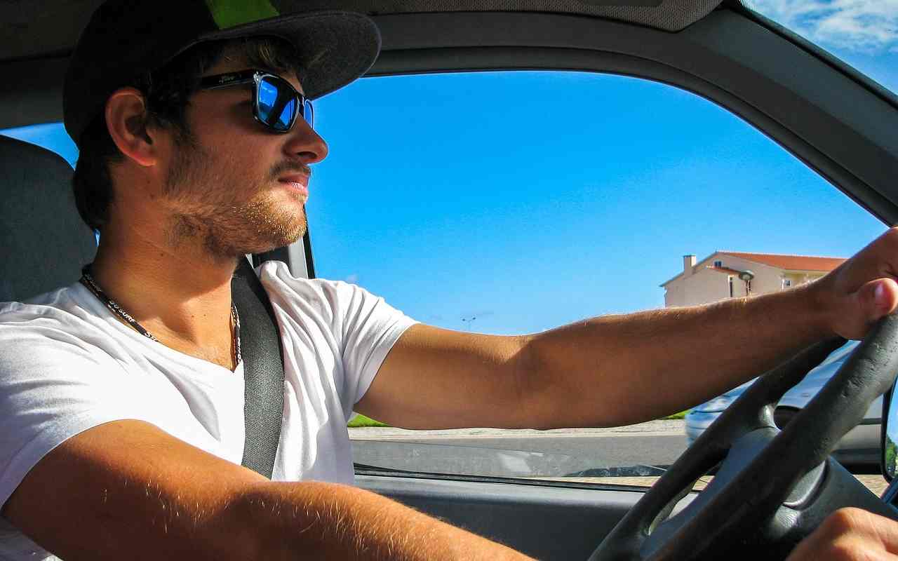 Viaggiare in auto a torso nudo è possibile