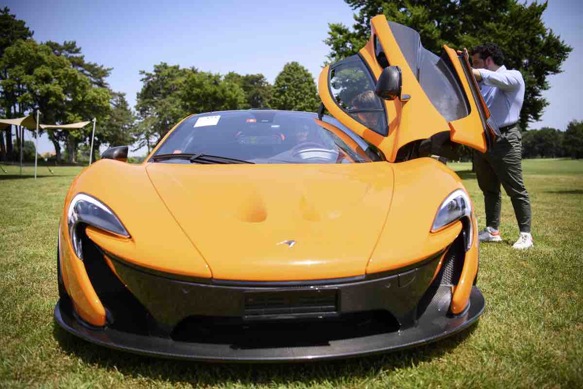 Auto McLaren esposta