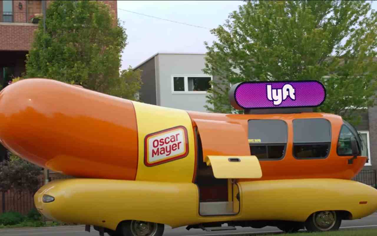 auto a forma di salsiccia