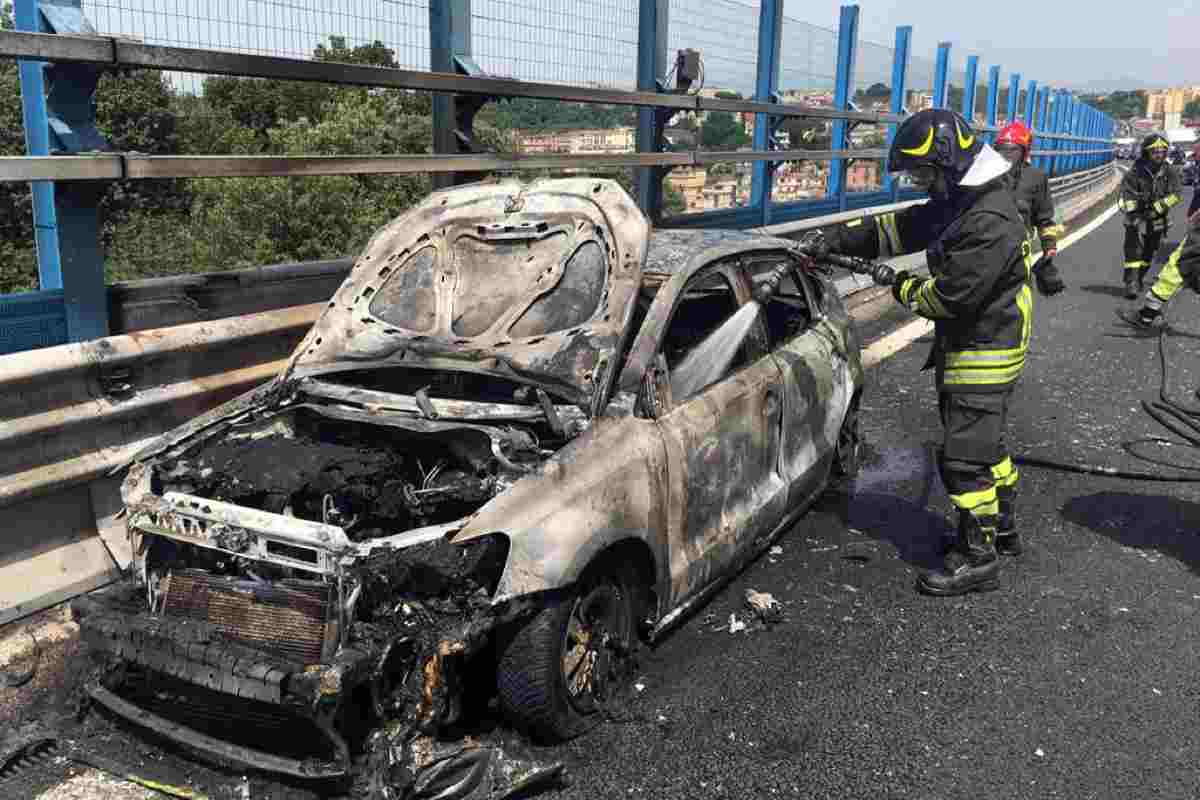 auto esplosa napoli ricercatrice morta