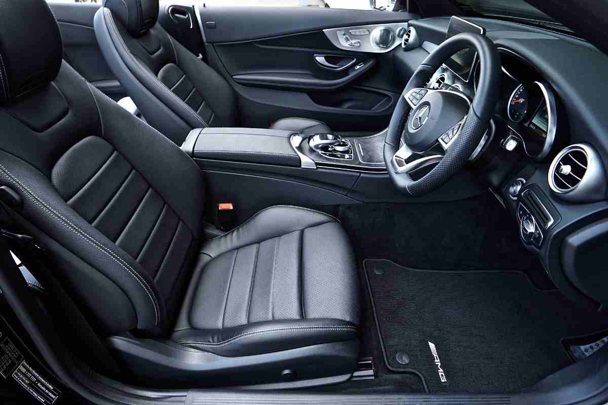 come tenere puliti gli interni auto
