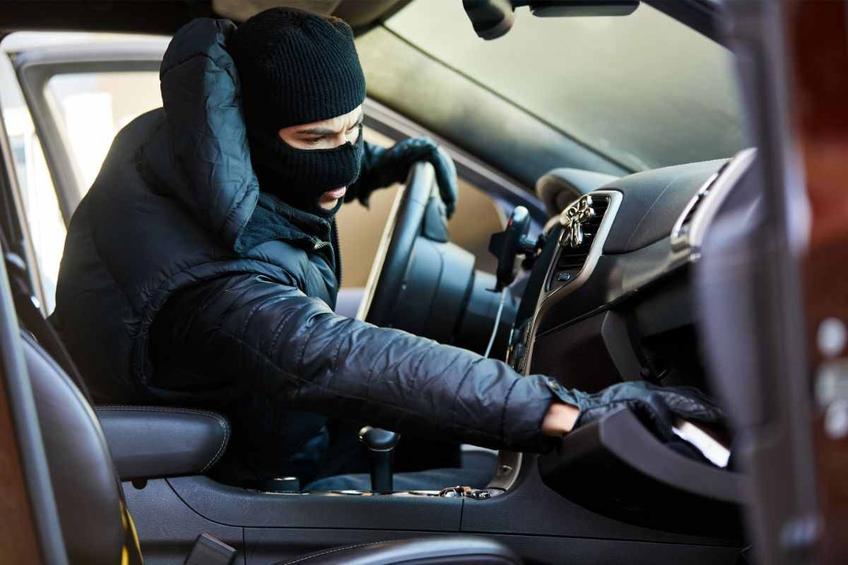 ladri furto auto