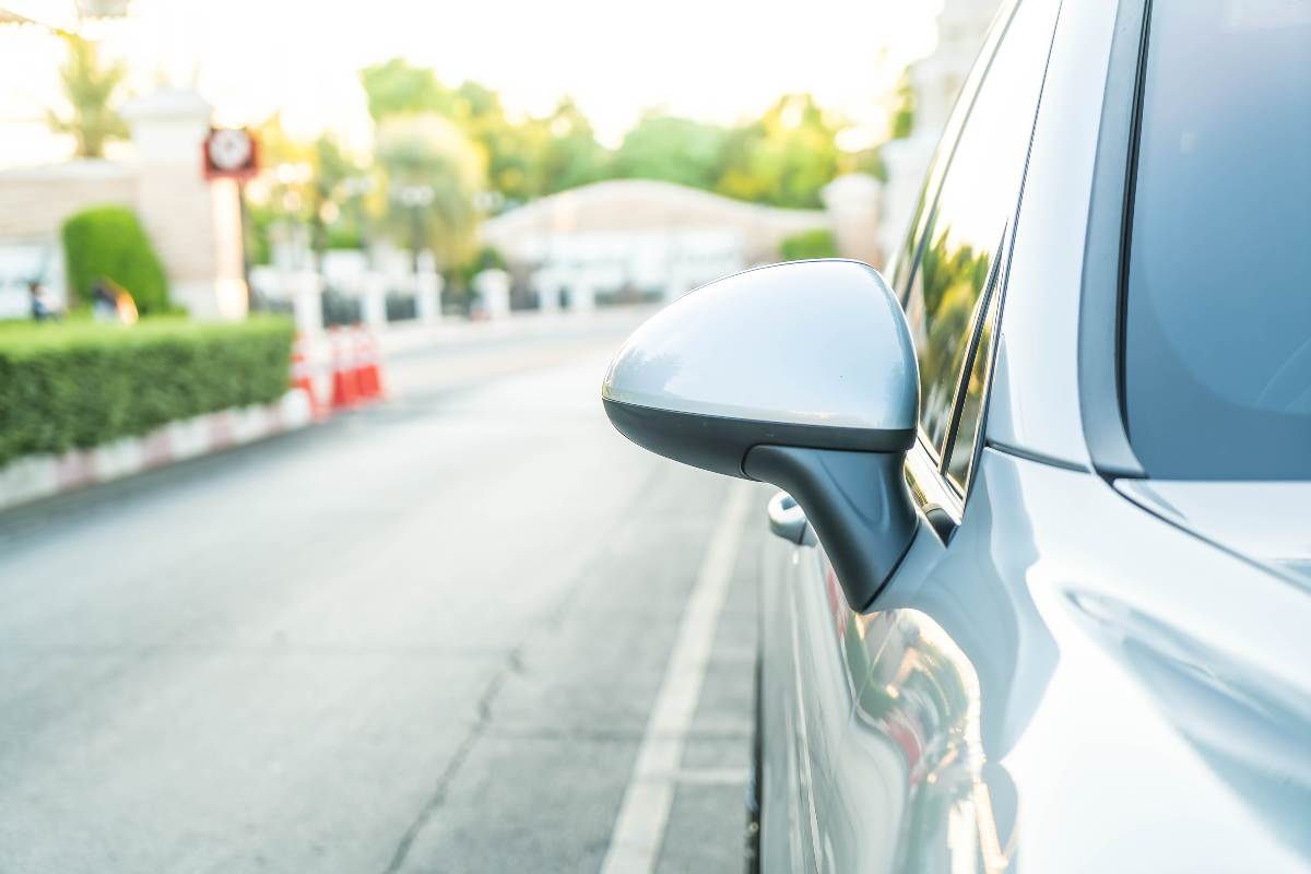 parcheggio tra due auto